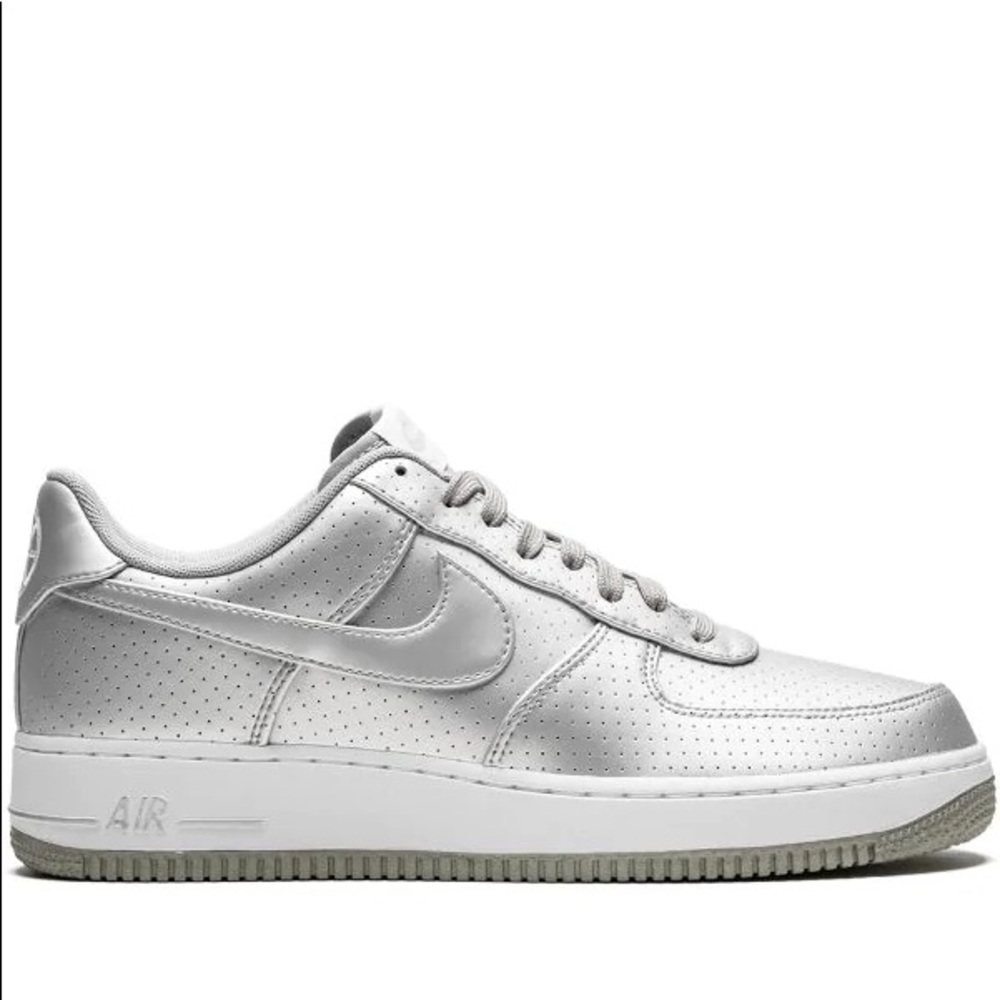 Nike Air Force 1 in metallic silver! Like new!